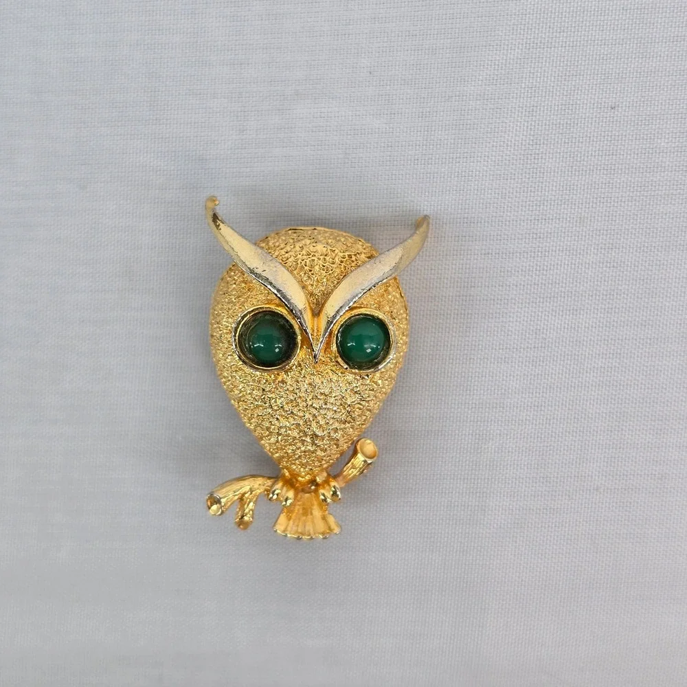 Vintage Gold Tone Owl Brooch Green Cabochon Eyes Textured Bird Pin 1.5 Inch
